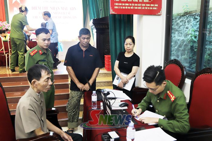Lực lượng công an kiểm tra thông tin thân nhân liệt sĩ.