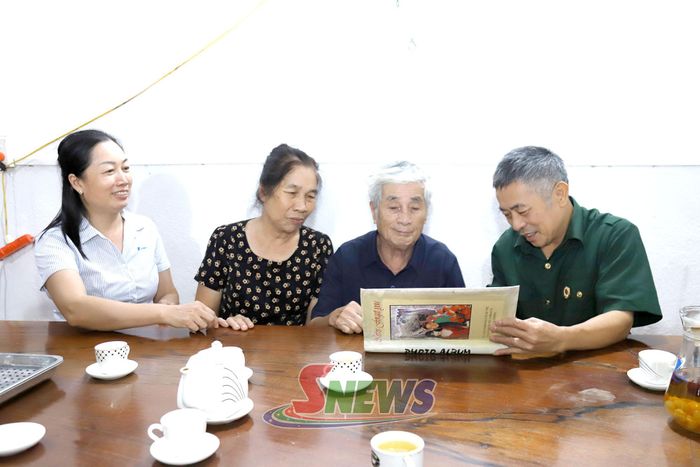 Thương binh 4/4 Tô Hiến Thành (ngồi thứ 2 từ phải sang), tổ dân phố 3, xã Sông Mã cùng gia đình ôn lại ký ức chiến trường.