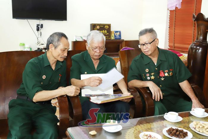 Thương binh 4/4 Lương Hồng Thanh (ngồi giữa), tổ dân phố 2, xã Sông Mã cùng CCB xã ôn lại ký ức chiến trường.