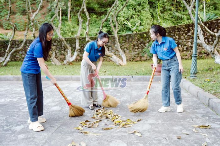 Đoàn viên, thanh niên dọn vệ sinh, chỉnh trang khuôn viên Nghĩa trang Liệt sĩ Nhà tù Sơn La.
