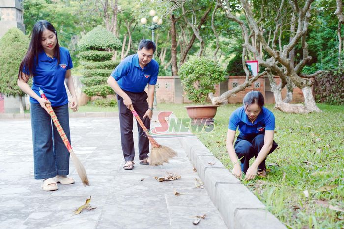 Đoàn viên, thanh niên dọn vệ sinh, chỉnh trang khuôn viên Nghĩa trang Liệt sĩ Nhà tù Sơn La.