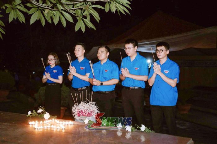 Đoàn viên, thanh niên thắp nến, dâng hương tại các phần mộ liệt sĩ.