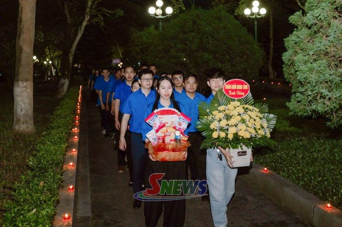 Đoàn viên, thanh niên dâng hoa tại Nghĩa trang liệt sĩ Nhà tù Sơn La.