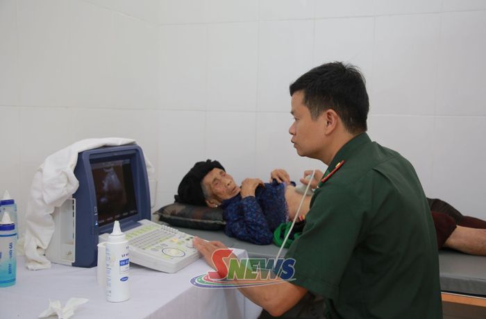 Cán bộ Trạm xá Quân dân y hữu nghị biên giới Việt - Lào khám bệnh cho bệnh nhân chính sách ở xã Lóng Sập.