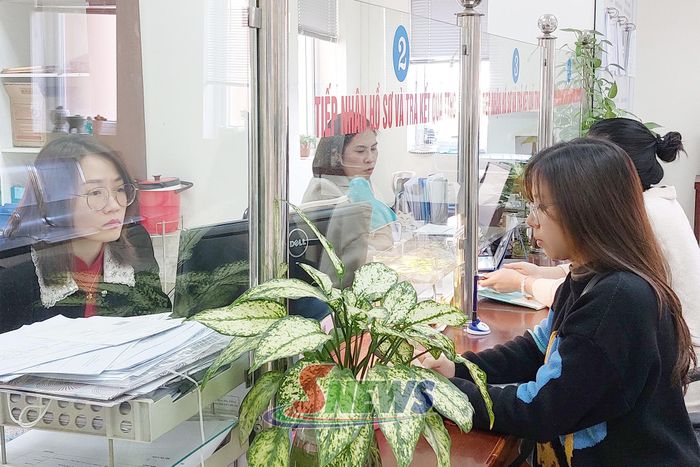 Người dân đến giao dịch tại BHXH tỉnh.
