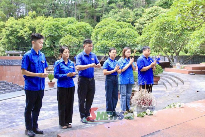 Đoàn viên Sở VHTT&amp;DL dâng hương tại các phần mộ liệt sĩ.