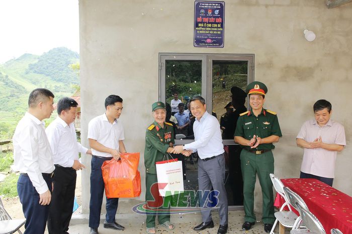 Đồng chí Chủ tịch UBND tỉnh tặng quà cho gia đình ông Vì Văn Trường, xã Song Khủa.