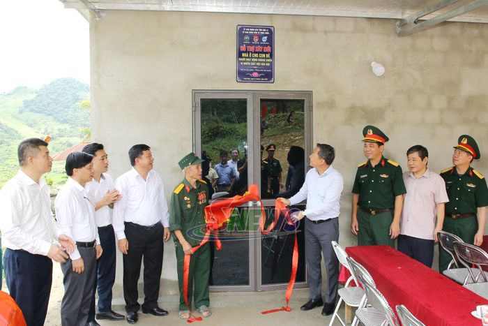 Đồng chí Chủ tịch UBND tỉnh và Đoàn công tác bàn giao nhà ở cho gia đình ông Vì Văn Trường, xã Song Khủa.