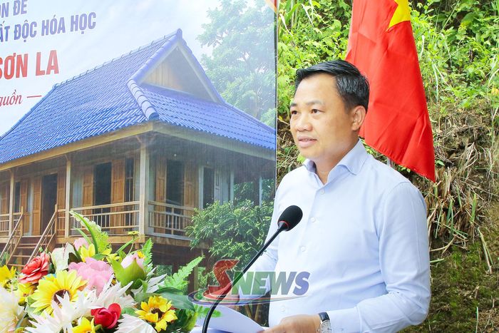 Đồng chí Nguyễn Đình Việt, Phó Bí thư Tỉnh ủy, Chủ tịch UBND tỉnh, phát biểu tại Lễ khánh thành, bàn giao nhà ở.