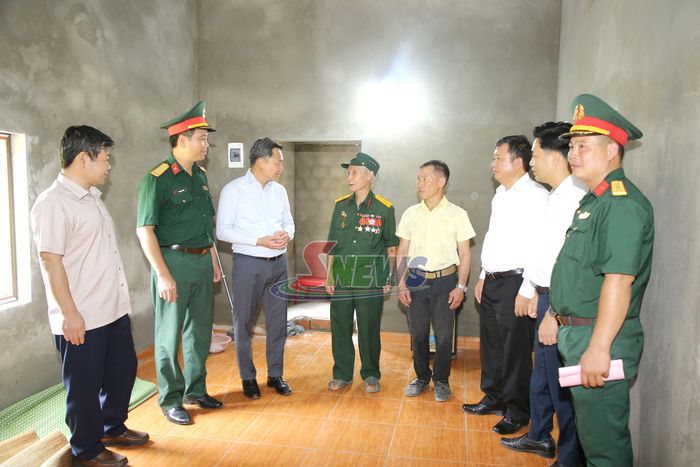 Các đại biểu thăm nhà ngôi nhà mới của gia đình ông Vì Văn Trường, xã Song Khủa.