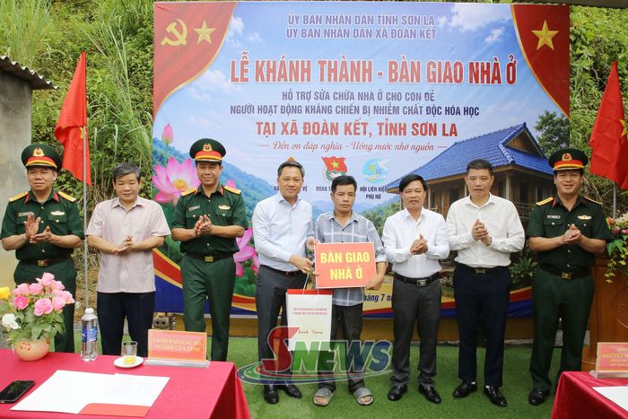 Đồng chí Chủ tịch UBND tỉnh và Đoàn công tác bàn giao nhà ở cho ông Bùi Văn Toàn, xã Đoàn Kết.