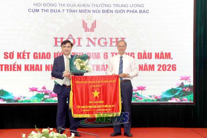 Đồng chí Phan Văn Hùng chuyển trao Cờ thi đua dẫn đầu phong trào thi đua yêu nước năm 2025 của Cụm thi đua các tỉnh miền núi biên giới phía Bắc cho tỉnh Cao Bằng.