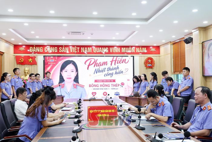 Các đội thi tham gia vòng chào hỏi.