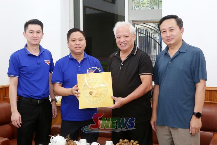Chi đoàn và Chị hội CCB Báo và PTTH Sơn La tặng quà cho ông Cao Minh Châu.