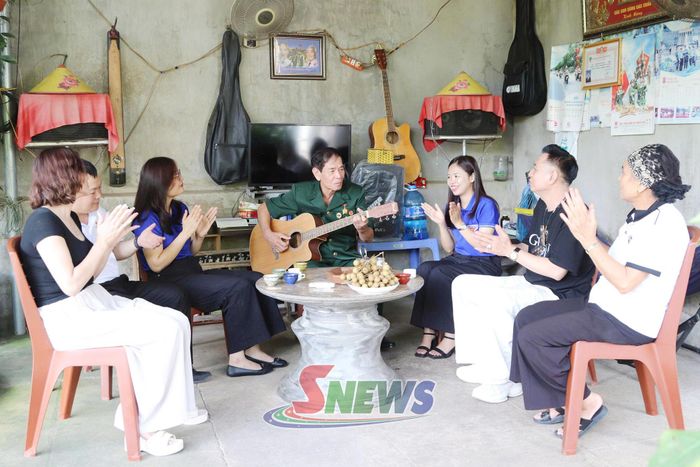 ĐVTN Báo và PTTH Sơn La giao lưu văn nghệ với thương binh Khương Nhật Lệ, xã Mai Sơn.