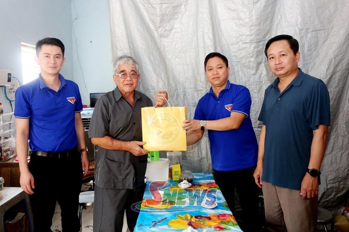 ĐVTN và Hội CCB Báo và PTTH Sơn La thăm, tặng quà ông Cà Văn San, phường Chiềng Sinh, thương binh hạng 3/4, nguyên là cán bộ của đơn vị đã nghỉ hưu.