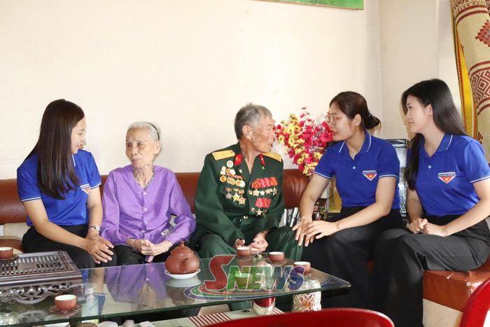 ĐVTN Báo và PTTH Sơn La thăm hỏi, động viên gia đình thương binh Nguyễn Bá Vấn, phường Chiềng Sinh.