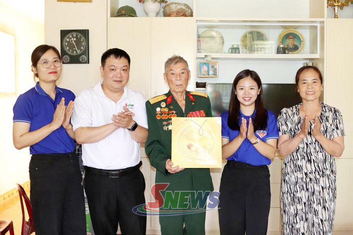 ĐVTN và Hội CCB thăm hỏi, tặng quà gia đình thương binh Nguyễn Bá Vấn ở phường Chiềng Sinh.