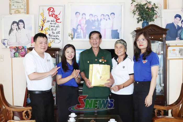 ĐVTN và Hội CCB Báo và PTTH Sơn La thăm, tặng quà thương binh Khương Nhật Lệ, xã Mai Sơn.
