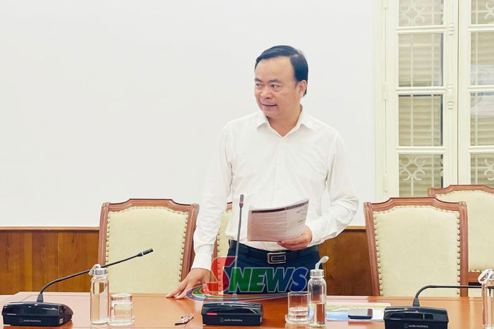 Đồng chí Hà Trung Chiến, Ủy viên Ban Thường vụ Tỉnh ủy, Phó Chủ tịch Thường trực UBND tỉnh Sơn La phát biểu tại cuộc họp.