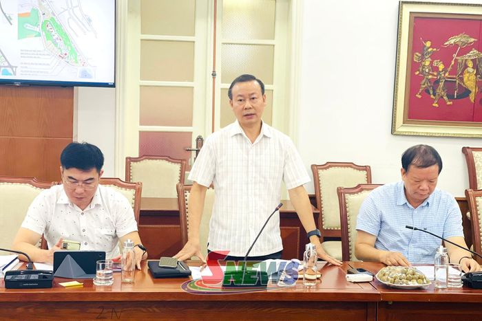 Thành viên Hội đồng thẩm định phát biểu tại cuộc họp.
