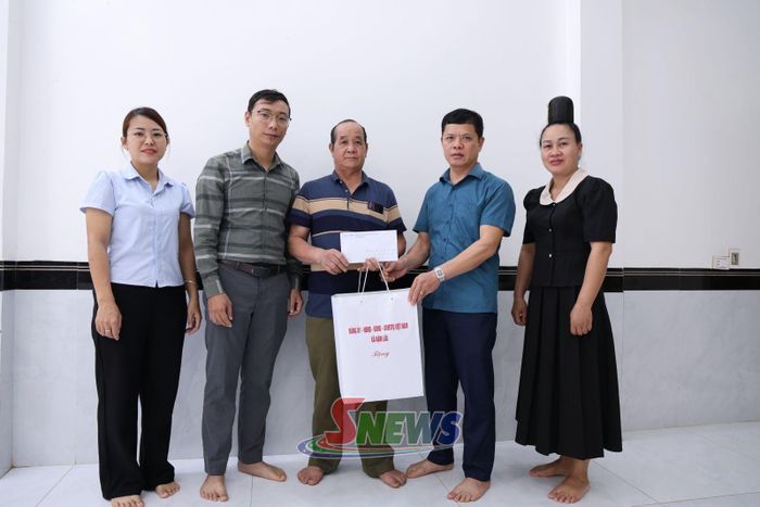Đoàn công tác xã Nậm Lầu thăm, tặng quà ông Lường Văn Hoàn, thân nhân liệt sĩ 