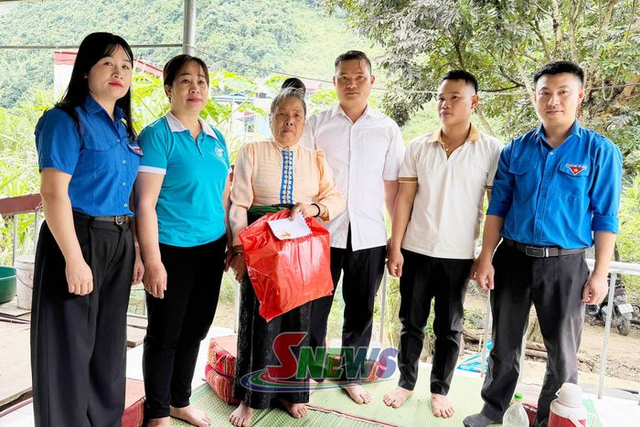 Đoàn công tác trao quà cho gia đình bà Cà Thị Ưởi.