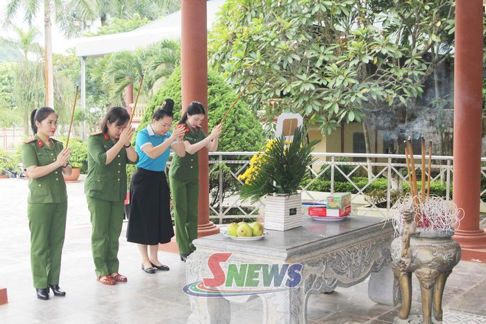 Các đại biểu dâng hương tưởng niệm Anh hùng Liệt sĩ Lò Văn Giá.