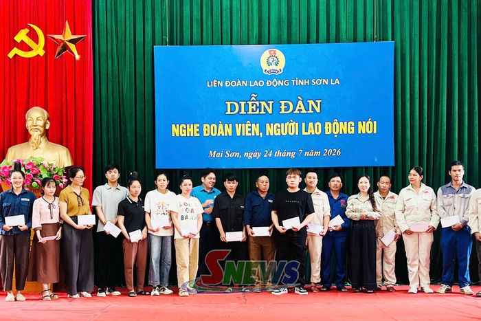 Trao quà cho đoàn viên, người lao động có hoàn cảnh khó khăn.