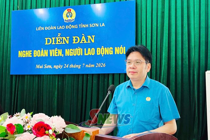 Đồng chí Sòi Ngọc Cương, Chủ tịch Liên đoàn Lao động tỉnh Sơn La, phát biểu tại diễn đàn.