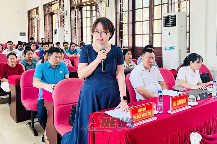Lãnh đạo Bảo hiểm xã hội tỉnh trả lời các ý kiến liên quan đến chế độ, chính sách bảo hiểm.