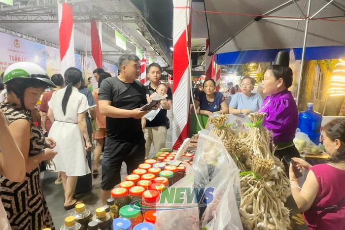 Một số sản phẩm nông sản Sơn La trưng bày tại Tuần lễ nông sản và thực phẩm an toàn tại Hải Phòng