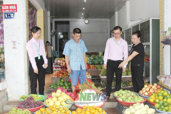 Ngân hàng CSXH Bắc Yên kiểm tra việc sử dụng vốn chính sách tại xã Bắc Yên.