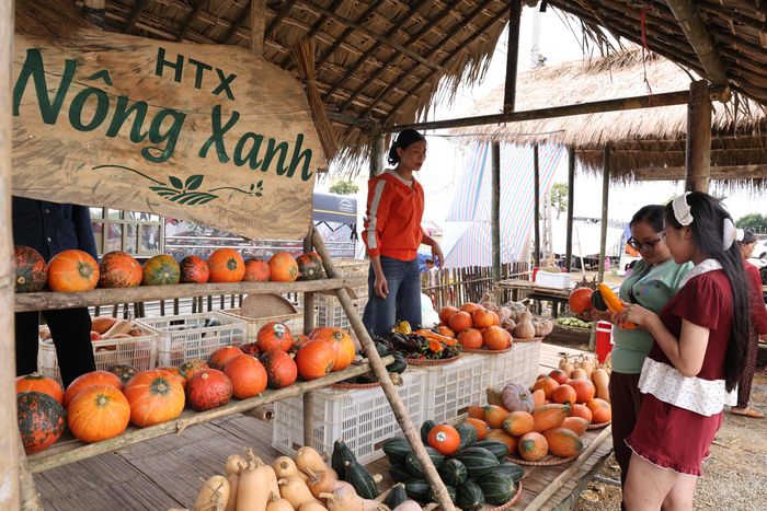 Gian hàng giới thiệu bí hạt dẻ của HTX Nông Xanh tại chợ phiên Vân Hồ.