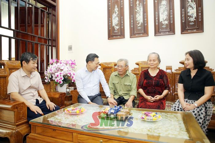 Đồng chí Chủ tịch UBND tỉnh và Đoàn công tác thăm, tặng quà ông Nguyễn Công Bài, tổ dân phố Hòa Bình, phường Mộc Châu.