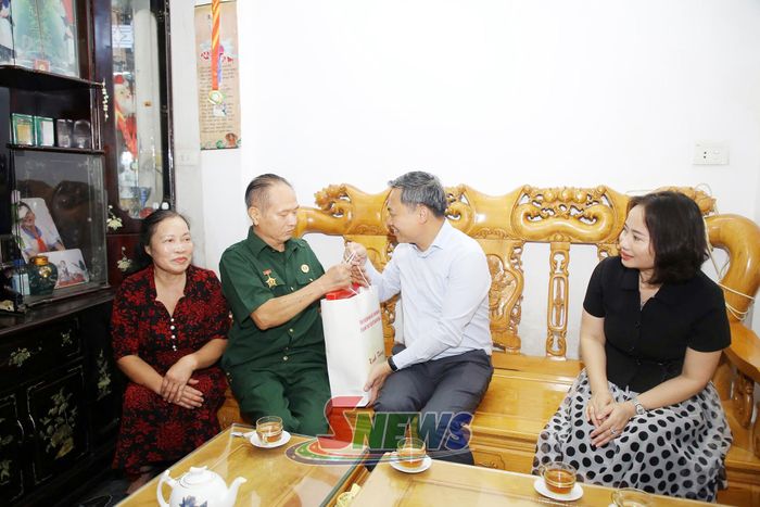 Đồng chí Chủ tịch UBND tỉnh và Đoàn công tác thăm, tặng quà bệnh binh Lê Liên Minh, tổ dân phố Tâm Châu, phường Mộc Châu.
