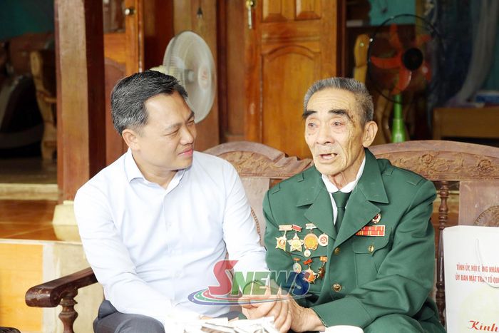 Đồng chí Chủ tịch UBND tỉnh thăm, động viên, tặng quà ông Ngô Anh Nhật, người hoạt động kháng chiến bị nhiễm chất độc hóa học cư trú tại tổ dân phố 6, phường Mộc Sơn.