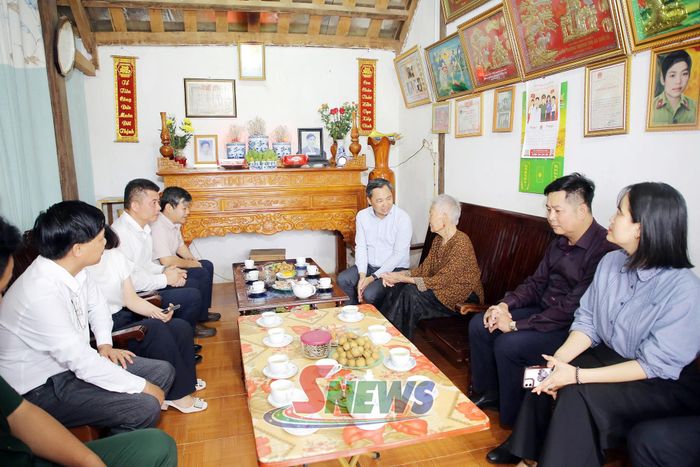 Đồng chí Chủ tịch UBND tỉnh và Đoàn công tác thăm, tặng quà bà Nguyễn Thị Tặng, mẹ liệt sĩ, tổ dân phố 7, phường Mộc Sơn.