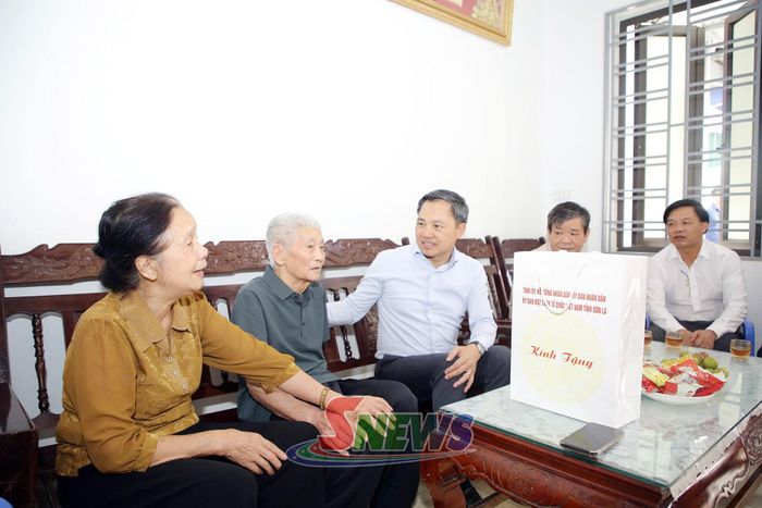 Đồng chí Chủ tịch UBND tỉnh và Đoàn công tác thăm, tặng quà bệnh binh Trần Ngọc Hảo, tổ dân phố 4, phường Mộc Sơn.