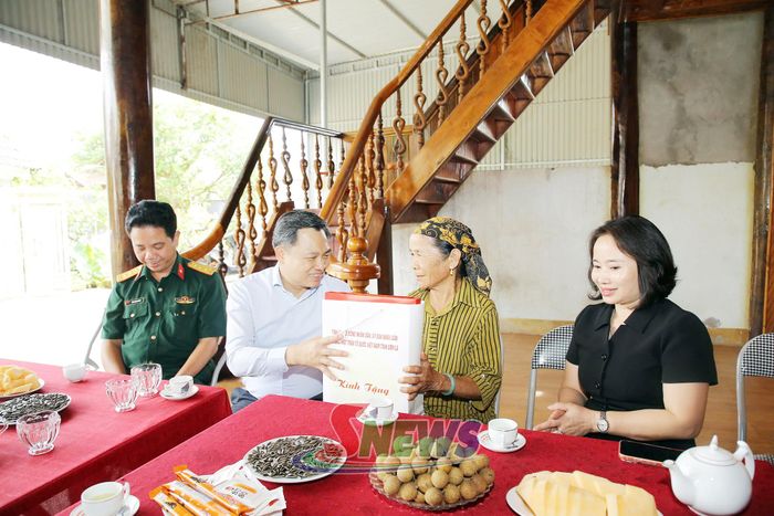 Đồng chí Chủ tịch UBND tỉnh và Đoàn công tác thăm, tặng quà bà Vì Thị Piến, thân nhân vợ liệt sĩ, tại tổ dân phố Mường Sang, phường Mộc Châu.