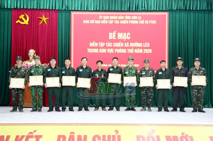 Lãnh đạo xã Mường Lèo tặng giấy khen cho các cá nhân có thành tích xuất sắc.