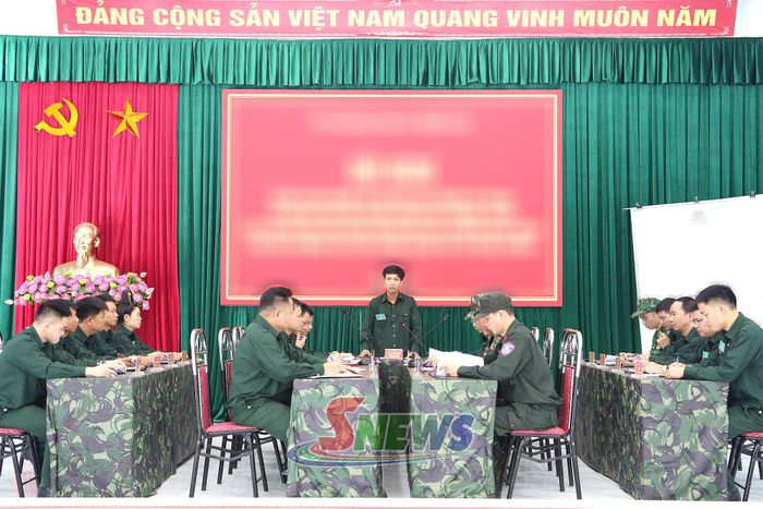 Hội nghị UBND xã triển khai nhiệm vụ chuyển lực lượng vũ trang từ trạng thái sẵn sàng chiến đấu thường xuyên lên trạng thái sẵn sàng chiến đấu cao. 