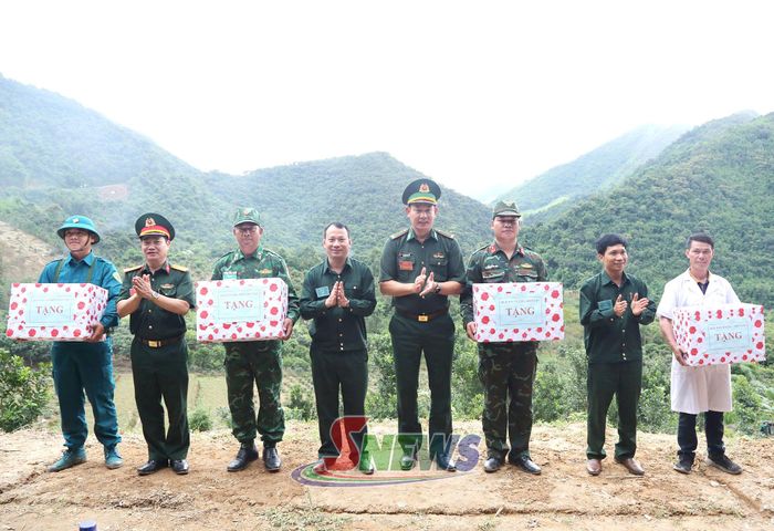Lãnh đạo Bộ CHQS tỉnh, Ban Chỉ huy BĐBP tỉnh, xã Mường Lèo tặng quà cho các lực lượng.