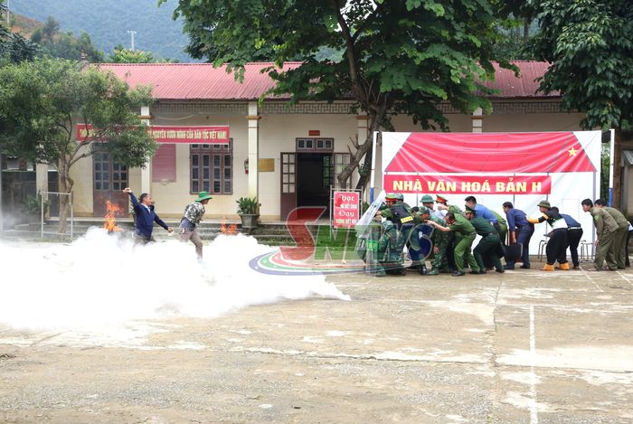 Các lực lượng xử trí tình huống tập trung đông người biểu tình.