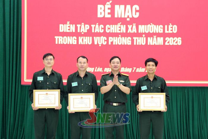 Lãnh đạo Bộ CHQS tỉnh tặng giấy khen cho các tập thể có thành tích xuất sắc.