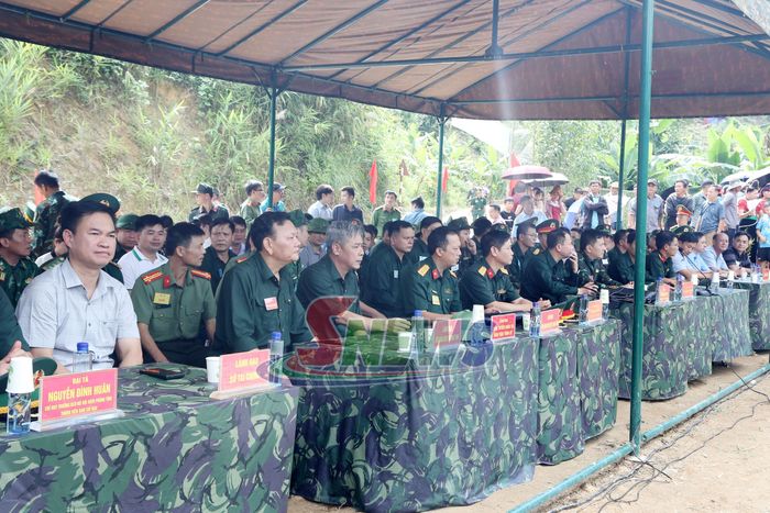 Các đại biểu tham quan diễn tập thực binh.