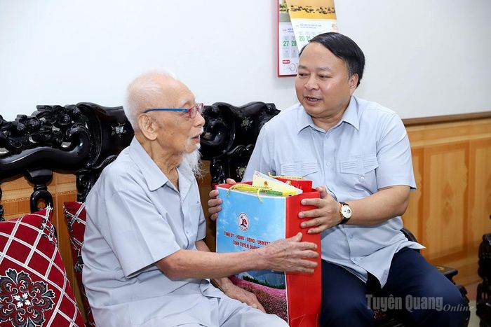 Chủ tịch UBND tỉnh Phan Huy Ngọc tặng quà thương binh Nguyễn Duy Cân.