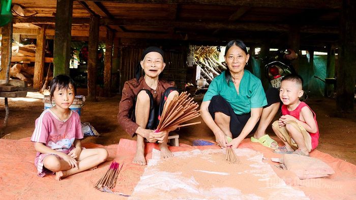 Bốn thế hệ trong gia đình cùng gìn giữ nghề làm hương truyền thống, tiếp nối những giá trị văn hóa của đồng bào Tày ở xã Linh Hồ.