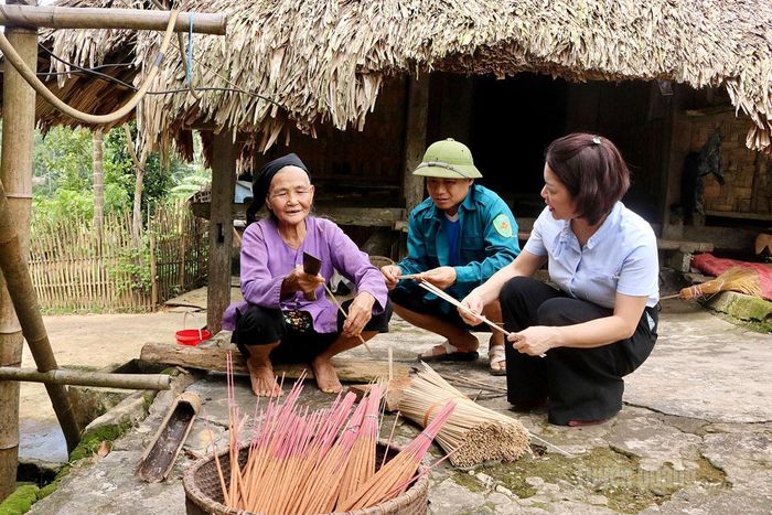 Bà Nự hướng dẫn người dân và cán bộ trải nghiệm các công đoạn làm hương truyền thống tại xã Linh Hồ.