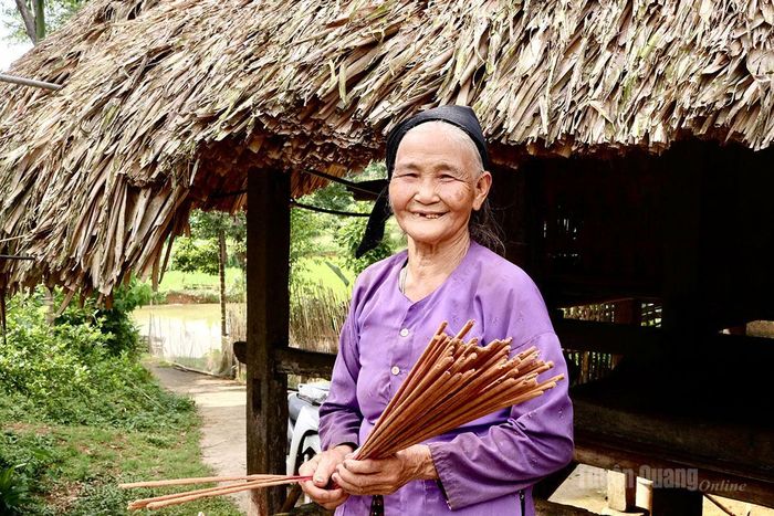 Nụ cười của bà Hà Thị Nự sau hơn nửa thế kỷ gắn bó với nghề làm hương truyền thống ở xã Linh Hồ.